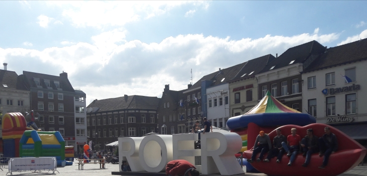 Koningsdag in Stationsplein, Roermond